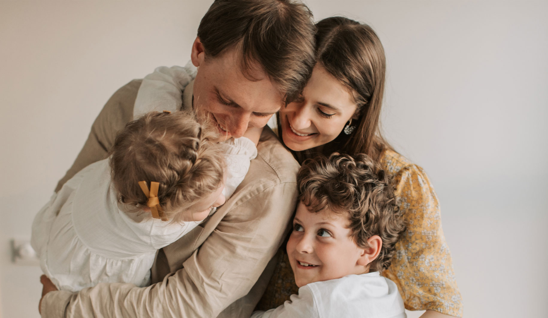 Familia abrazándose