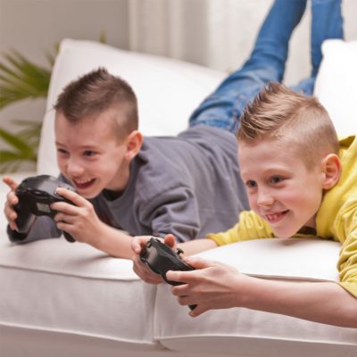 niños jugando a la consola