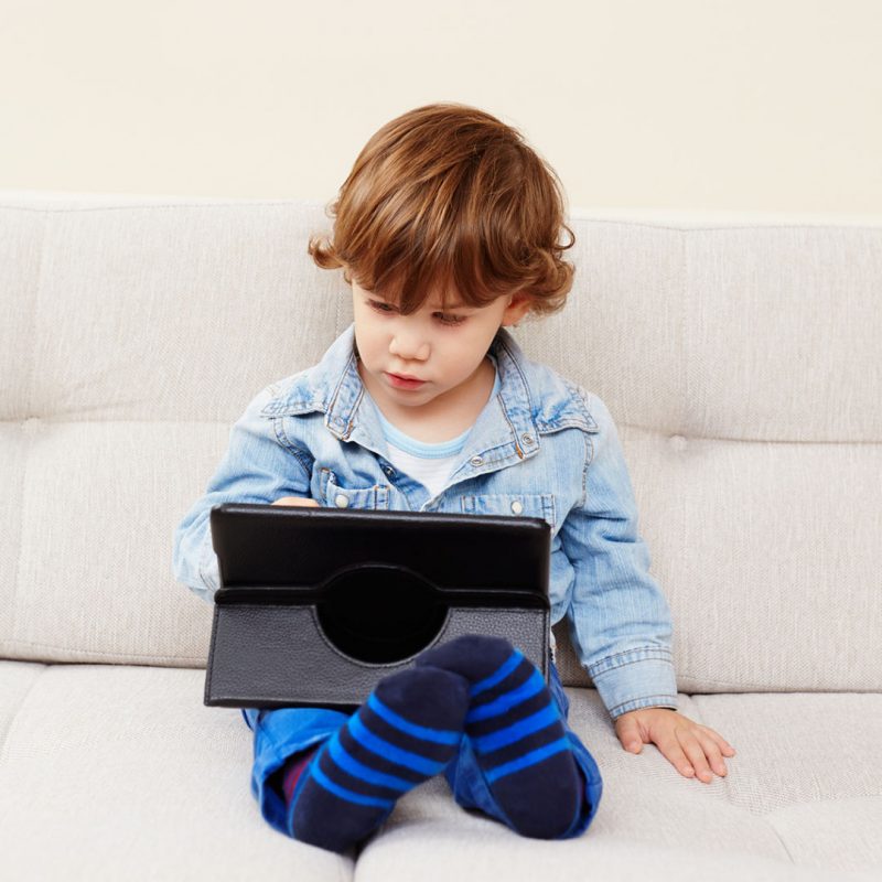 niño jugando con una tablet
